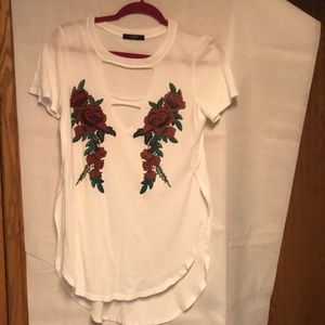 BN IN PLASTIC STYLE MOCS ROSE EMBROIDERED CUTOUT T